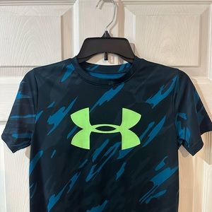 Under Armour YLG Loose HeatGear shirt Pre-owned. Minor defects circled in pics.